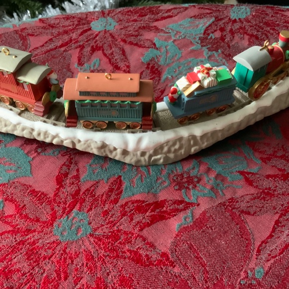 Hallmark Christmas Ornament Train Set with Stand 1991 - Picture 5 of 5